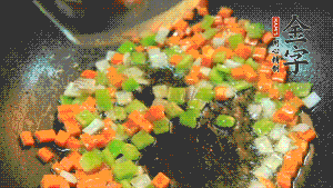 以耗油、料酒調(diào)味，加適量清水燜煮。