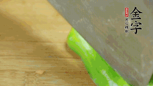 大蒜切成小段，青椒去籽滾刀切成塊。