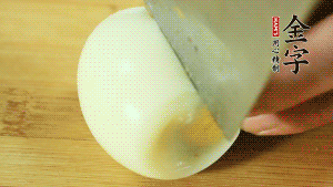 煮面條的同時把雞蛋煮好。