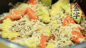 加入切好的胡蘿卜塊和南瓜塊、鹵牛肉塊攪拌均勻。放入電飯煲，按“煮飯模式”。