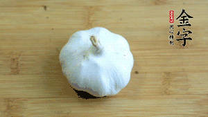 大蒜切成蒜末。（先把大蒜拍扁后，再切碎會容易很多。）