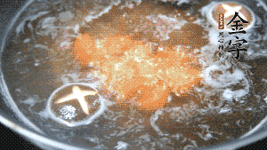 將烏冬面放入調(diào)好味的面湯中一起煮熟。（選擇烏冬面的原因，第一是因為菜鳥也能很好地做出成品，而不用擔(dān)心會糊鍋或者黏在一起；第二是因為白色的面條，在夏天看起來更有食欲。）