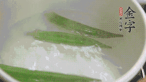 在煮面湯時，就可以做其他步驟了。比如把秋葵汆水，橫切成星星造型；雞蛋煮熟，切成兩半；黃瓜切成絲。