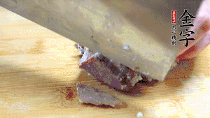 金字鹵牛肉打開包裝，把牛肉切成片狀。（眼見為實，用一整塊牛肉鹵制的鹵牛肉哦，牛肉的香氣感覺撲鼻而來有木有！?。。?>
					</div>
					<span>步驟 6/7</span>
					<p>金字鹵牛肉打開包裝，把牛肉切成片狀。（眼見為實，用一整塊牛肉鹵制的鹵牛肉哦，牛肉的香氣感覺撲鼻而來有木有?。。。?/p>
				</li><li>
					<div   id=