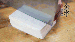 豆腐切成小塊，臘肉切成薄片，辣椒切成小圈。