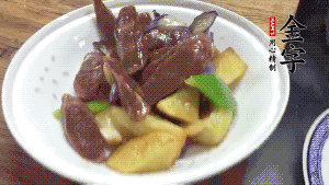 加少量生抽、鹽、糖、雞精調(diào)味，炒熟出鍋即可。