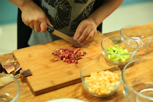 金字火腿隔水蒸15分鐘后切成小丁。