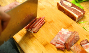將火腿清洗后切成絲備用。