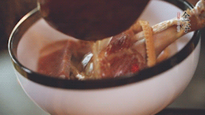 筍干提前冷水浸泡3小時，浸泡后將筍干撕成條狀。