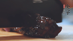 金字風(fēng)味醬肉切小塊。