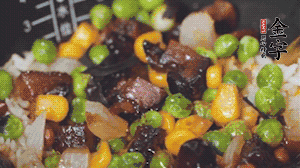 出鍋前加蠔油、生抽調(diào)味，撒點熟白芝麻即可。