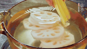 把藕和土豆焯水至八成熟，盛出瀝干水分。