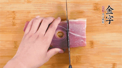 金字火腿切片，老豆腐切成塊，海鮮菇洗凈。