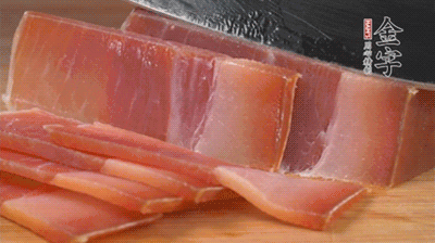 金字火腿切片，溫水浸泡5分鐘。