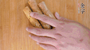 山藥去皮切斜刀塊，毛豆去外殼去膜，姜切片。