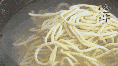 面條煮熟過涼水備用。