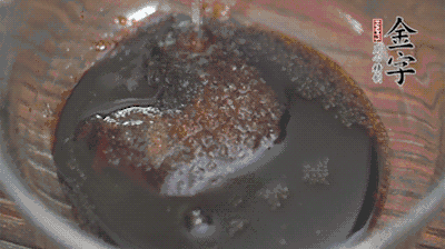 調(diào)配醬汁：耗油、生抽、老抽、糖、鹽、清水攪拌均勻。