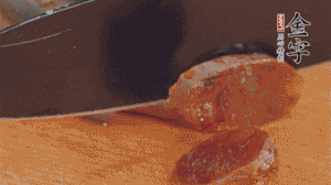 麻辣香腸蒸熟后，切片待用。