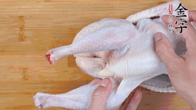 菌菇分別冷水泡發(fā)。雞處理干凈后剁成小塊，放水中浸泡半小時去血水。