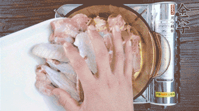 加料酒、蔥姜焯水2分鐘，清洗備用。