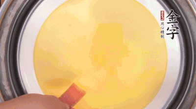 將火腿片均勻鋪上，繼續(xù)蒸6分鐘。