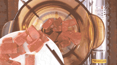 砂鍋中依次放火腿片、豆腐，大火燉開轉(zhuǎn)中小火。