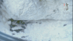 【面皮】2.將糯米粉和粳米粉混合，加煮好的艾草和適量清水，揉搓成面團(tuán)。