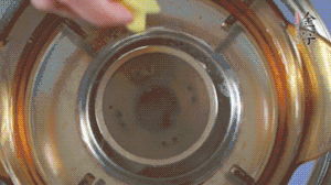 金字淡咸肉加姜片、料酒，冷水入鍋焯水。