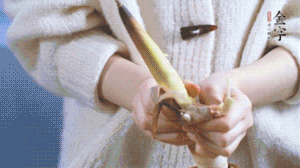 春筍切滾刀塊，加少許鹽，焯水備用。