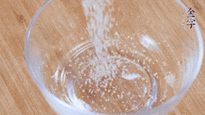 制作醬汁：1湯匙蠔油、1湯匙涼開(kāi)水、2湯匙生抽、1/2湯匙白砂糖、少許辣椒圈。