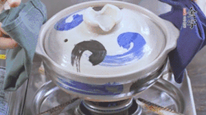 每隔30s將鍋傾斜一側(cè)。（受熱更均勻，鍋巴更噴香）