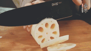 蔬菜清洗干凈切片。