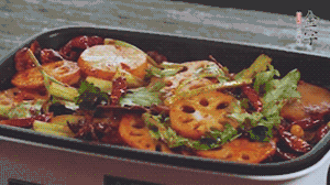 加入金字麻辣香腸，翻炒5分鐘左右。再加入之前準(zhǔn)備好的蔬菜，翻炒均勻，最后放入蝦。