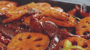 撒上芝麻和蔥，一道鮮香熱辣的麻辣香腸香鍋就做好了！