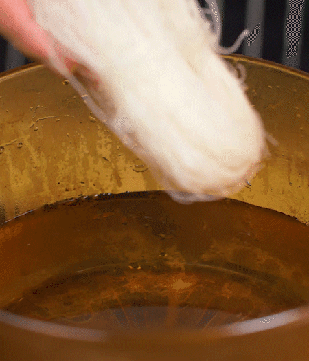 選用鮮嫩蠶豆，剝?nèi)ネ鈿ち粝露姑紫磧?，掰開(kāi)成兩瓣。