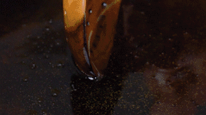 茄子切成長條，拍上生粉入油鍋炸制。