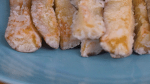 炸制油溫在7成左右，茄子炸至金黃色即可撈出。