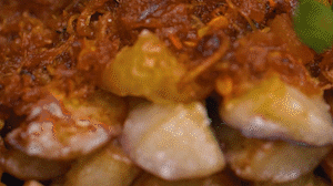 把茄子一條一條的擺好放在盤子上，上鍋蒸制3到4分鐘，出鍋后撒上蔥花。