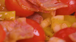 接著放入土豆和洋蔥，翻炒兩分鐘斷生。