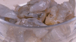 蝦去殼去蝦線，加姜絲、鹽腌制15分鐘，微煎1分鐘備用。