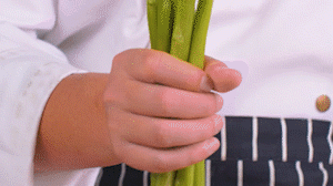 蘆筍刨去老筋，斜切小段。