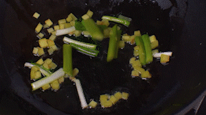 鍋中熱油，依次下姜粒、蔥段、蘆筍炒香。