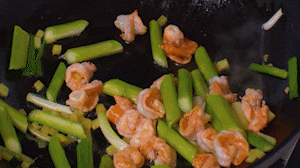 加入煎好的蝦仁，XO醬，以適量鹽、糖進(jìn)行調(diào)味翻炒。