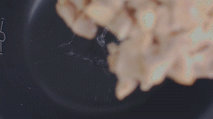 把雞、火腿、椰子水、椰肉、姜、紅棗放入電飯鍋，按下煲湯功能。