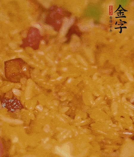 放一撮鹽、生抽少許，倒入炸好的芋頭。最后撒蔥花、蒜末翻炒均勻。