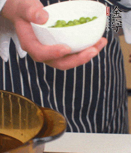 胡蘿卜、豌豆和干花菇焯水。