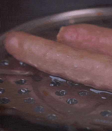 金字10°鮮低溫香腸蒸10分鐘后，切片。