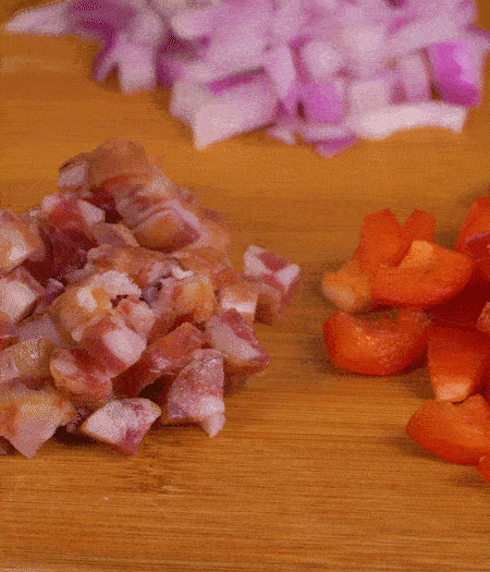 黃椒、紅椒、白洋蔥、土豆、大蔥分別切丁。金字10°鮮低溫香腸切丁。