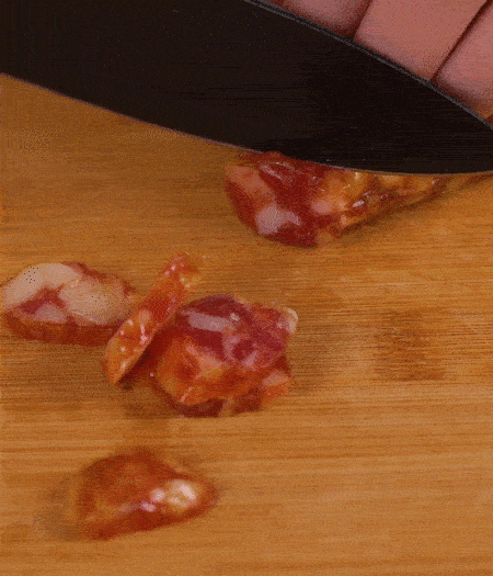 香腸切薄片。