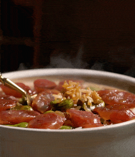 用生抽、白糖、蠔油、芝麻油調(diào)個(gè)汁，淋汁、攪拌、開(kāi)吃。